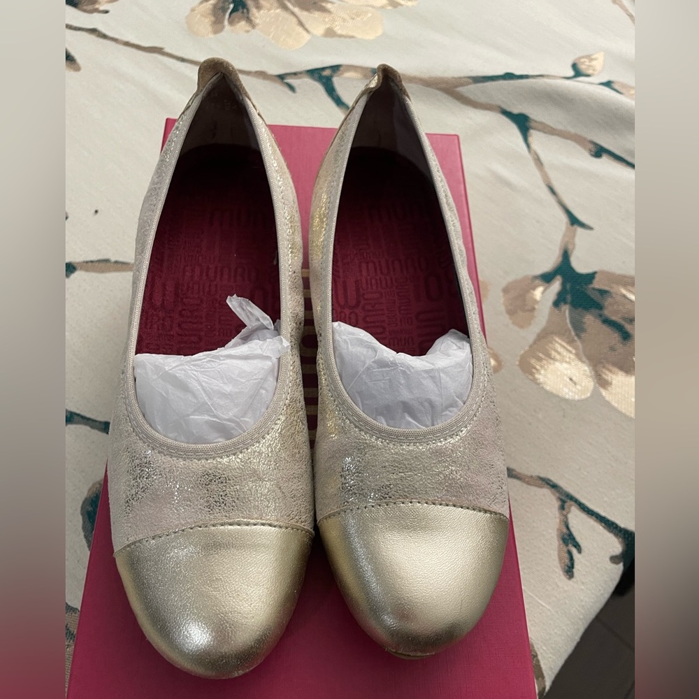 Pretty cream and gold flats for any occasion!